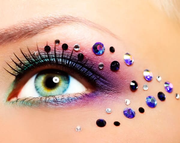 Идеи новогоднего макияжа 2024 для голубых и серых глаз